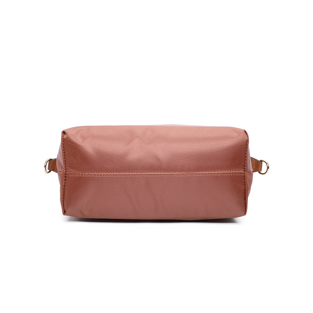 Dessous de La Balade camel en nylon léger, format compact de 29 × 13 cm – réf. Z-01
