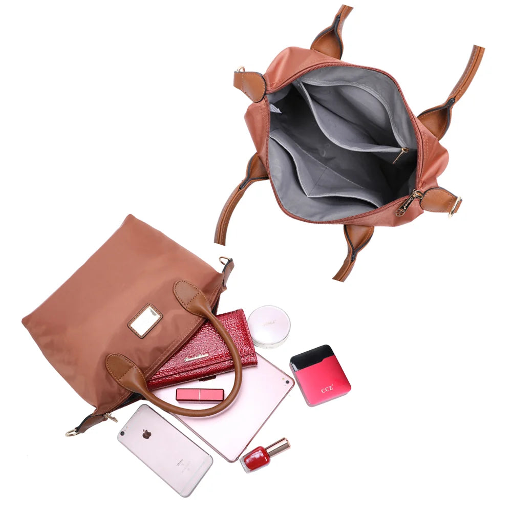 Intérieur zippé de La Balade camel avec poches plaquées pour téléphone, portefeuille et parfum – réf. Z-01