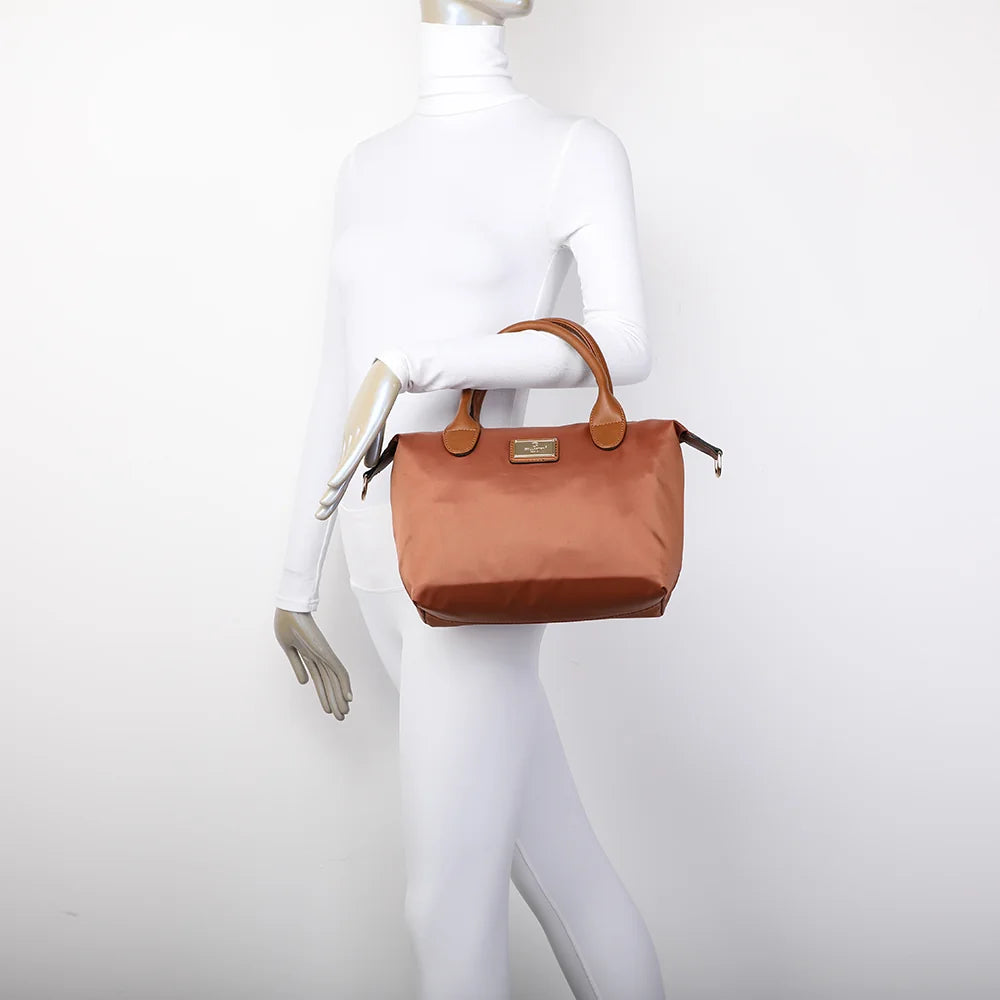 La Balade camel portée par une femme, à la main ou à l’épaule grâce à sa bandoulière amovible – réf. Z-01