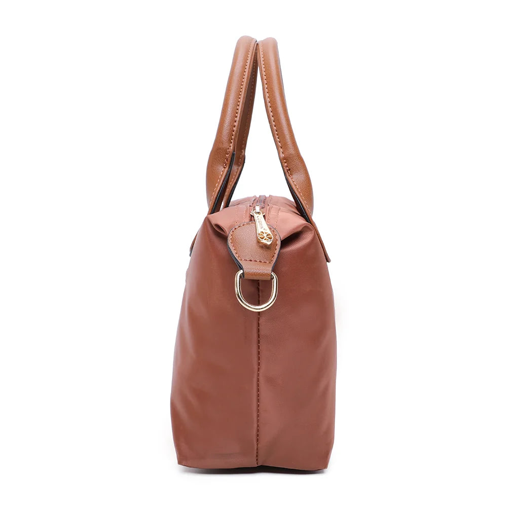 Profil de La Balade camel : patte latérale en simili cuir et anneau doré pour la bandoulière – réf. Z-01
