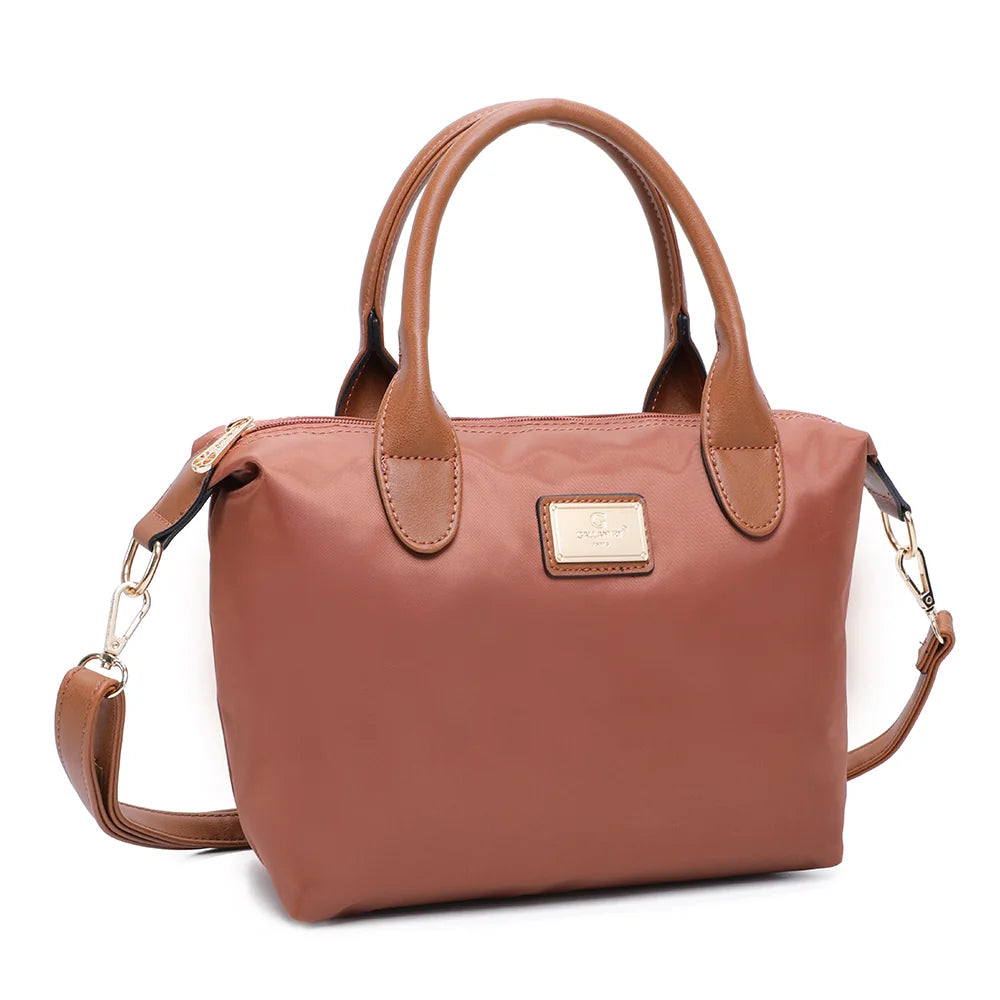 La Balade camel vue de trois-quarts : forme trapèze souple et bandoulière amovible en simili cuir camel – réf. Z-01