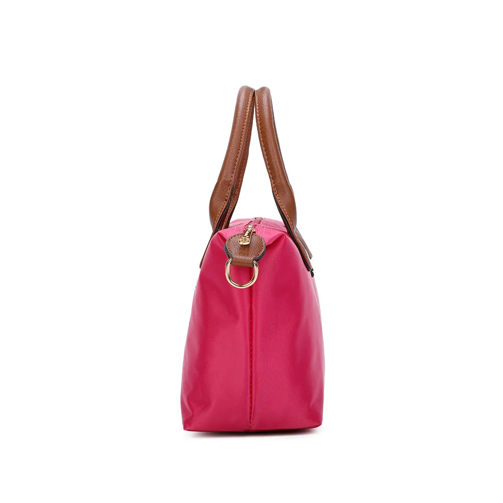 Profil de La Balade fuschia : patte latérale en simili cuir et anneau doré pour la bandoulière – réf. Z-01