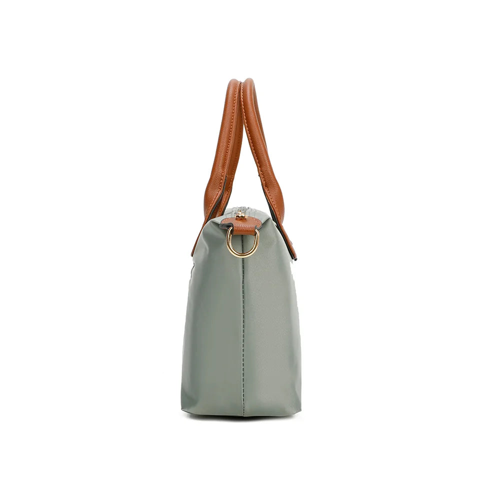 Profil de La Balade gris claire : patte latérale en simili cuir et anneau doré pour la bandoulière – réf. Z-01