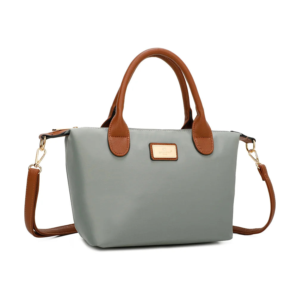 La Balade gris claire vue de trois-quarts : forme trapèze souple et bandoulière amovible en simili cuir camel – réf. Z-01