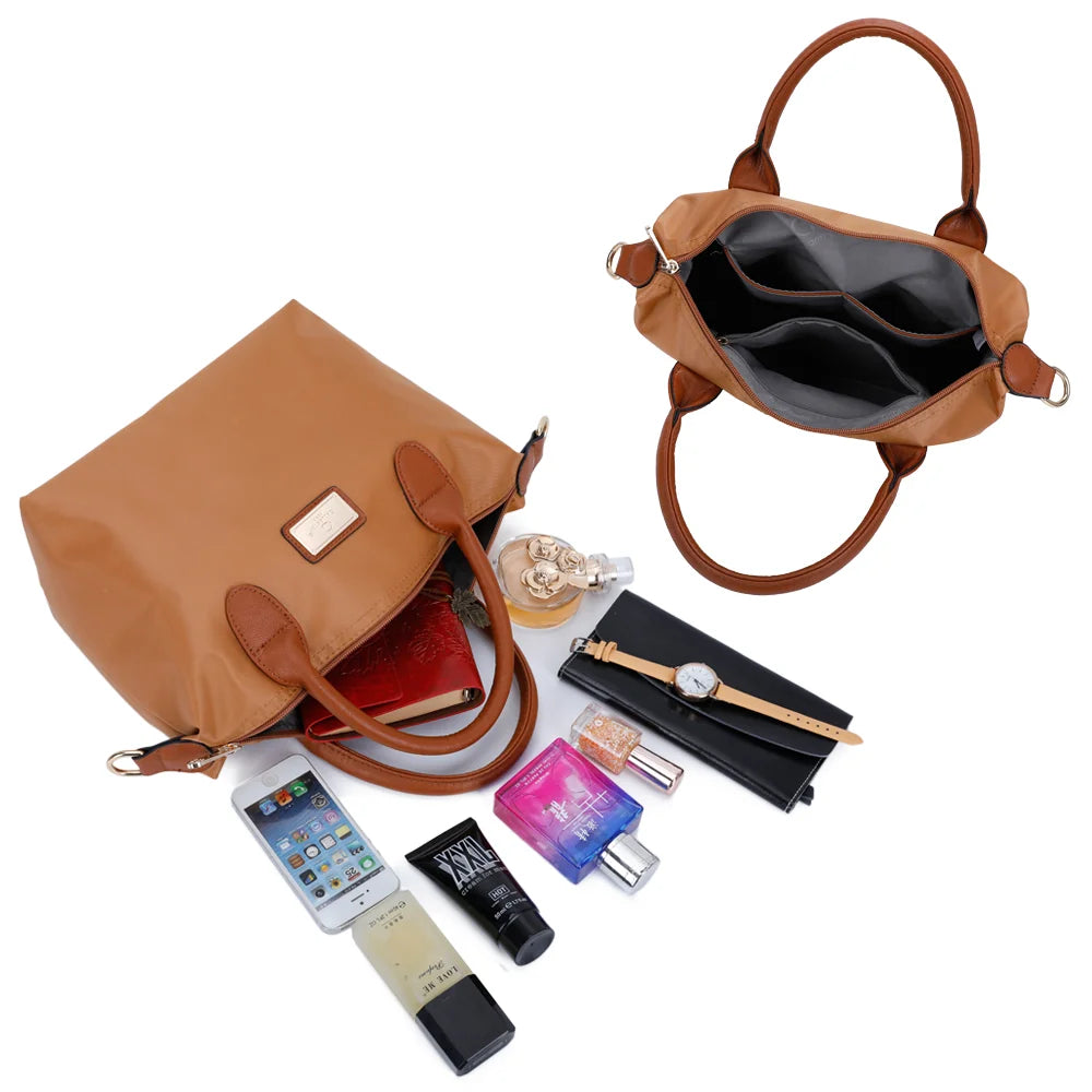 Intérieur zippé de La Balade jaune foncé avec poches plaquées pour téléphone, portefeuille et parfum – réf. Z-01