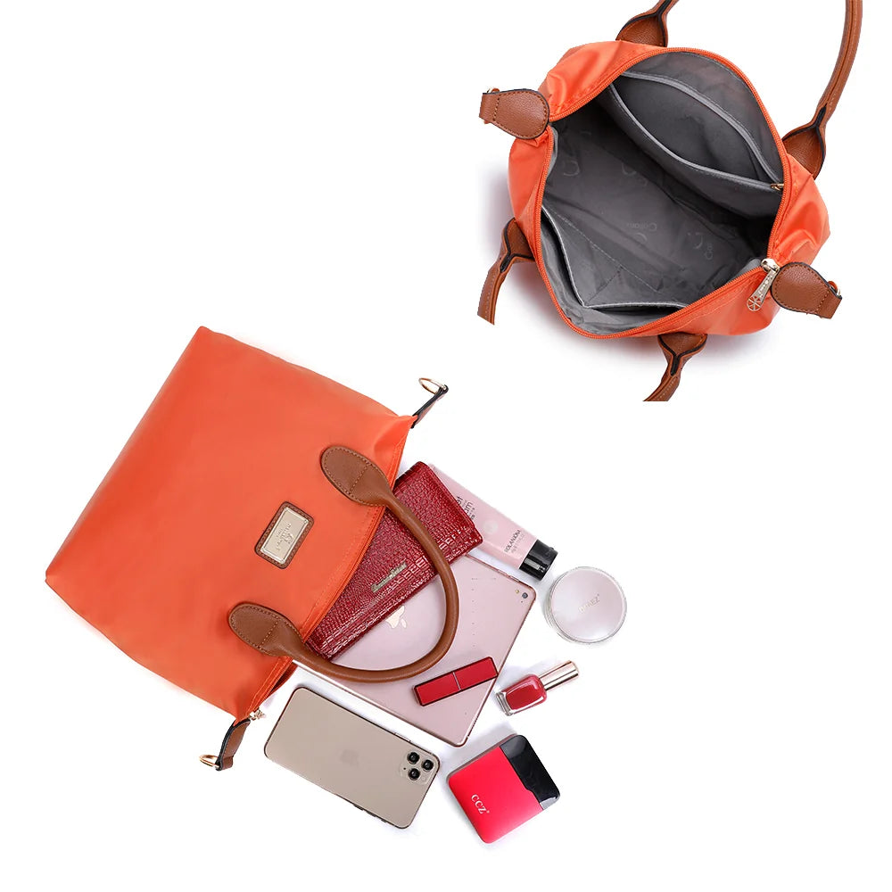 Intérieur zippé de La Balade orange claire avec poches plaquées pour téléphone, portefeuille et parfum – réf. Z-01
