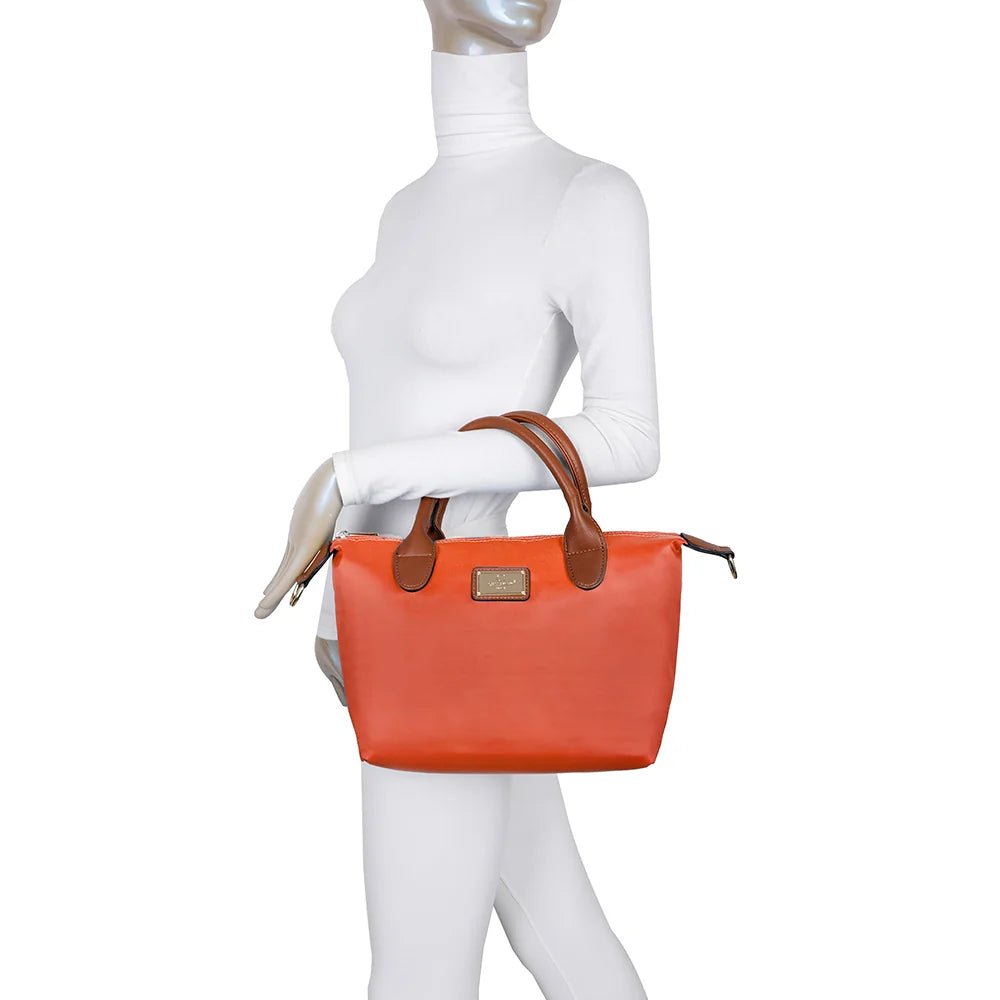 La Balade orange claire portée par une femme, à la main ou à l’épaule grâce à sa bandoulière amovible – réf. Z-01