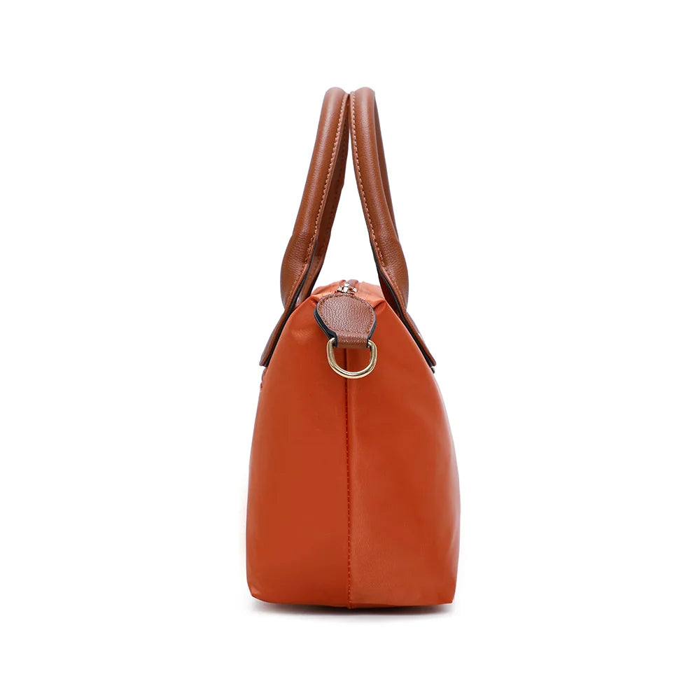 Profil de La Balade orange : patte latérale en simili cuir et anneau doré pour la bandoulière – réf. Z-01