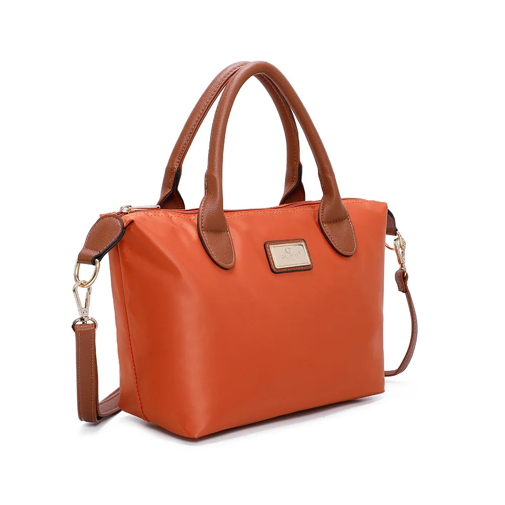 La Balade orange vue de trois-quarts : forme trapèze souple et bandoulière amovible en simili cuir camel – réf. Z-01