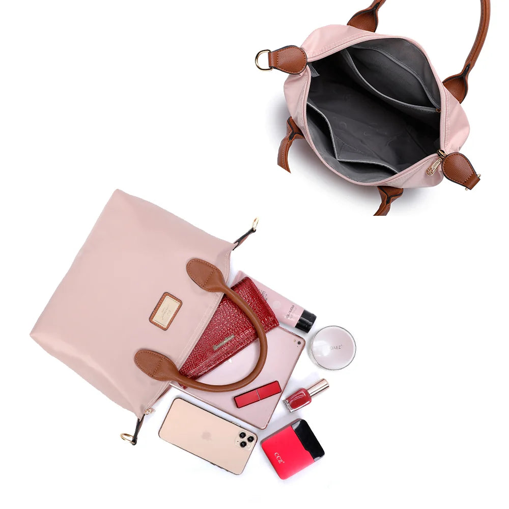 Intérieur zippé de La Balade rose claire avec poches plaquées pour téléphone, portefeuille et parfum – réf. Z-01