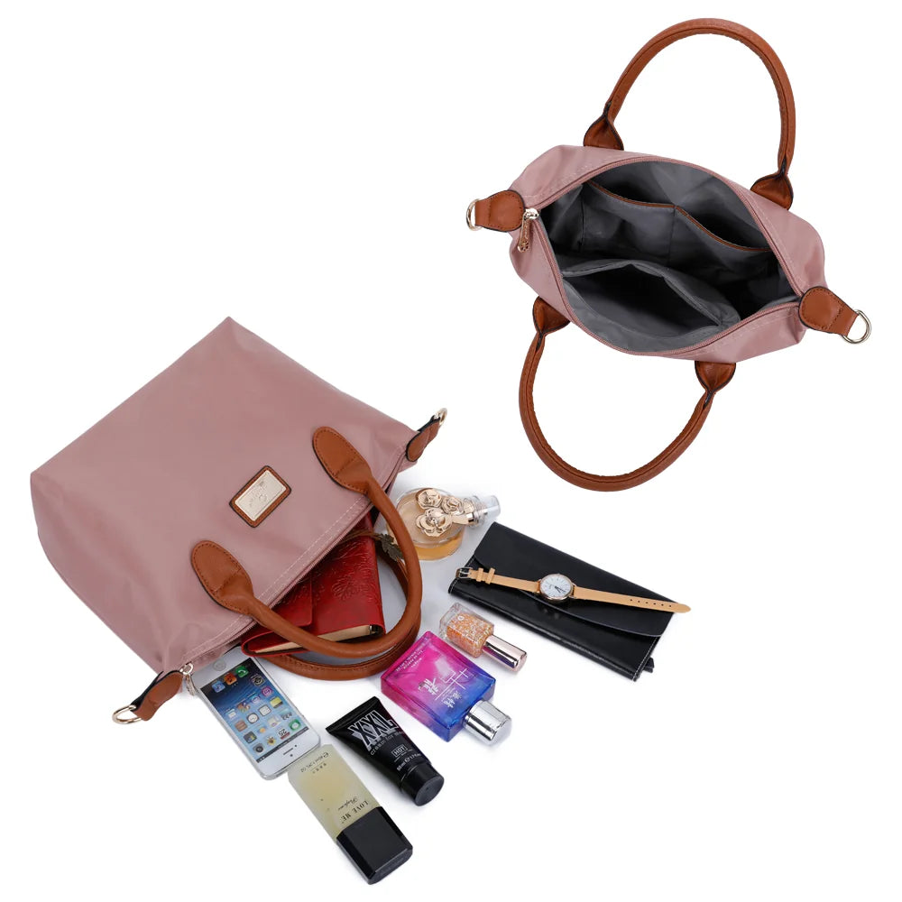 Intérieur zippé de La Balade rose foncé avec poches plaquées pour téléphone, portefeuille et parfum – réf. Z-01