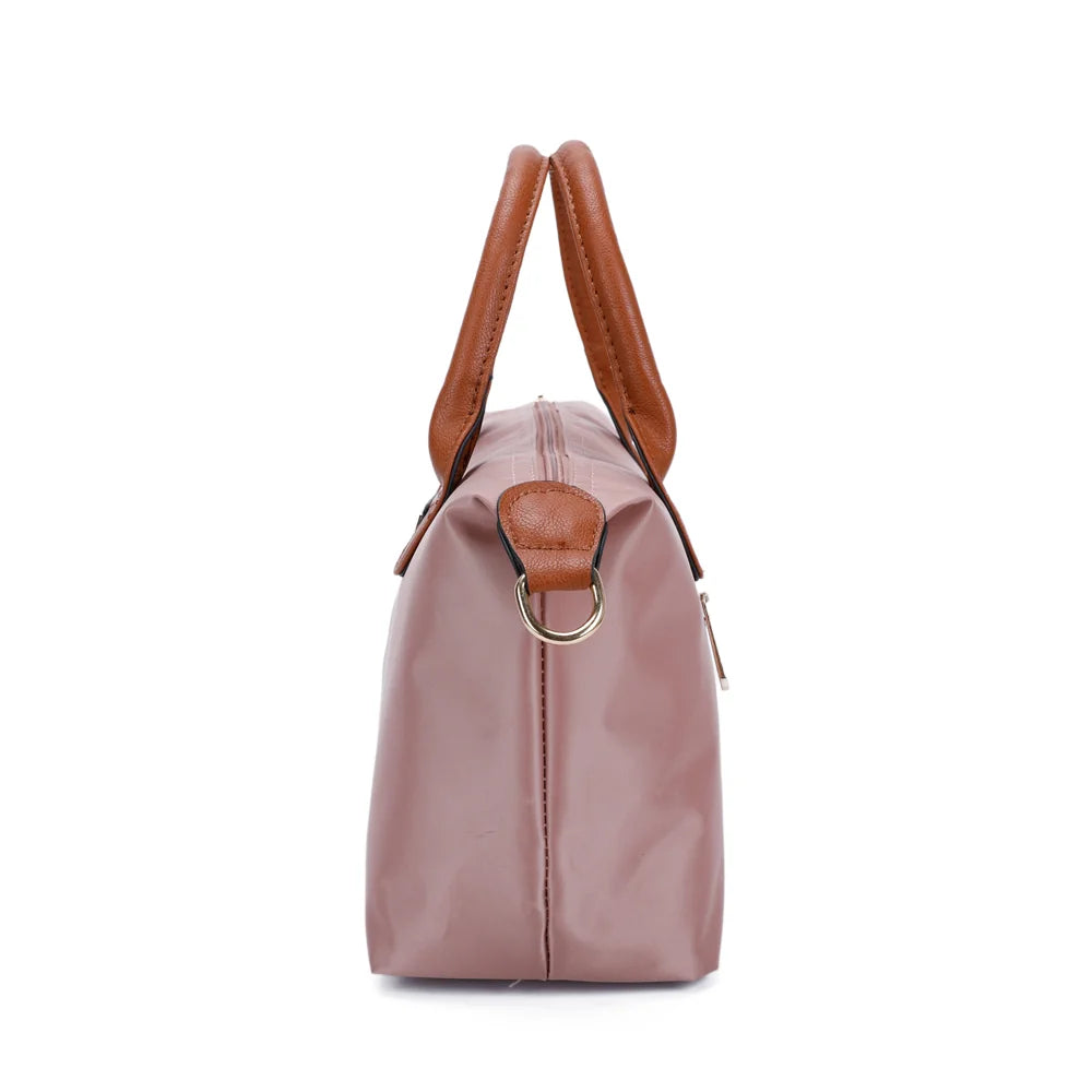 Profil de La Balade rose foncé : patte latérale en simili cuir et anneau doré pour la bandoulière – réf. Z-01