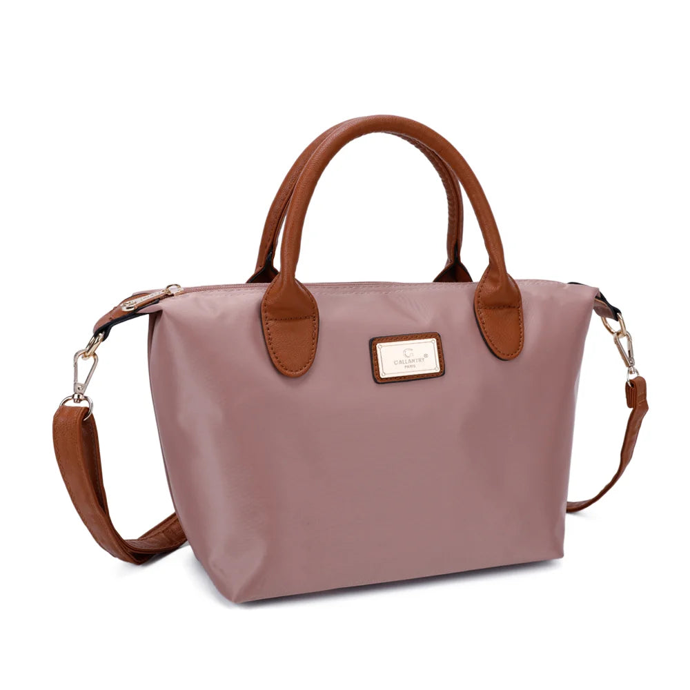 La Balade rose foncé vue de trois-quarts : forme trapèze souple et bandoulière amovible en simili cuir camel – réf. Z-01