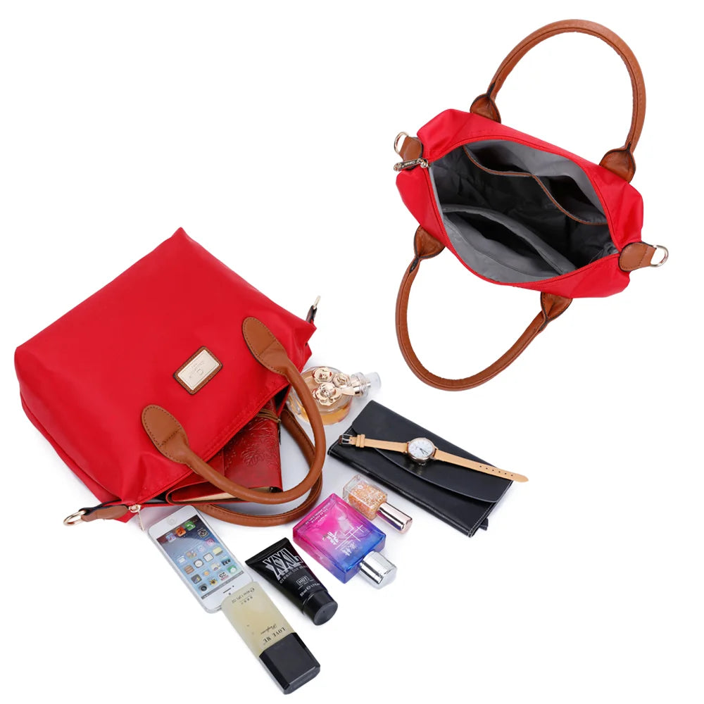 Intérieur zippé de La Balade rouge avec poches plaquées pour téléphone, portefeuille et parfum – réf. Z-01