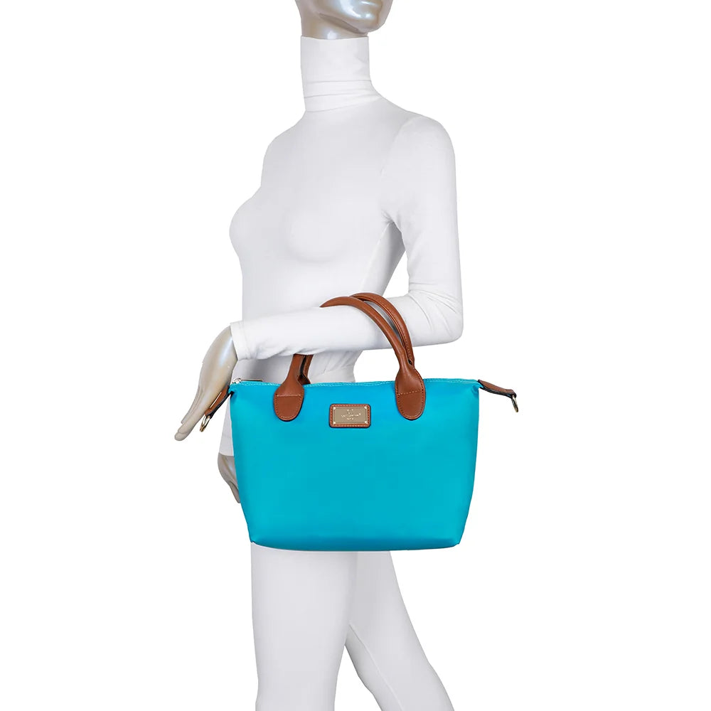 La Balade turquoise portée par une femme, à la main ou à l’épaule grâce à sa bandoulière amovible – réf. Z-01