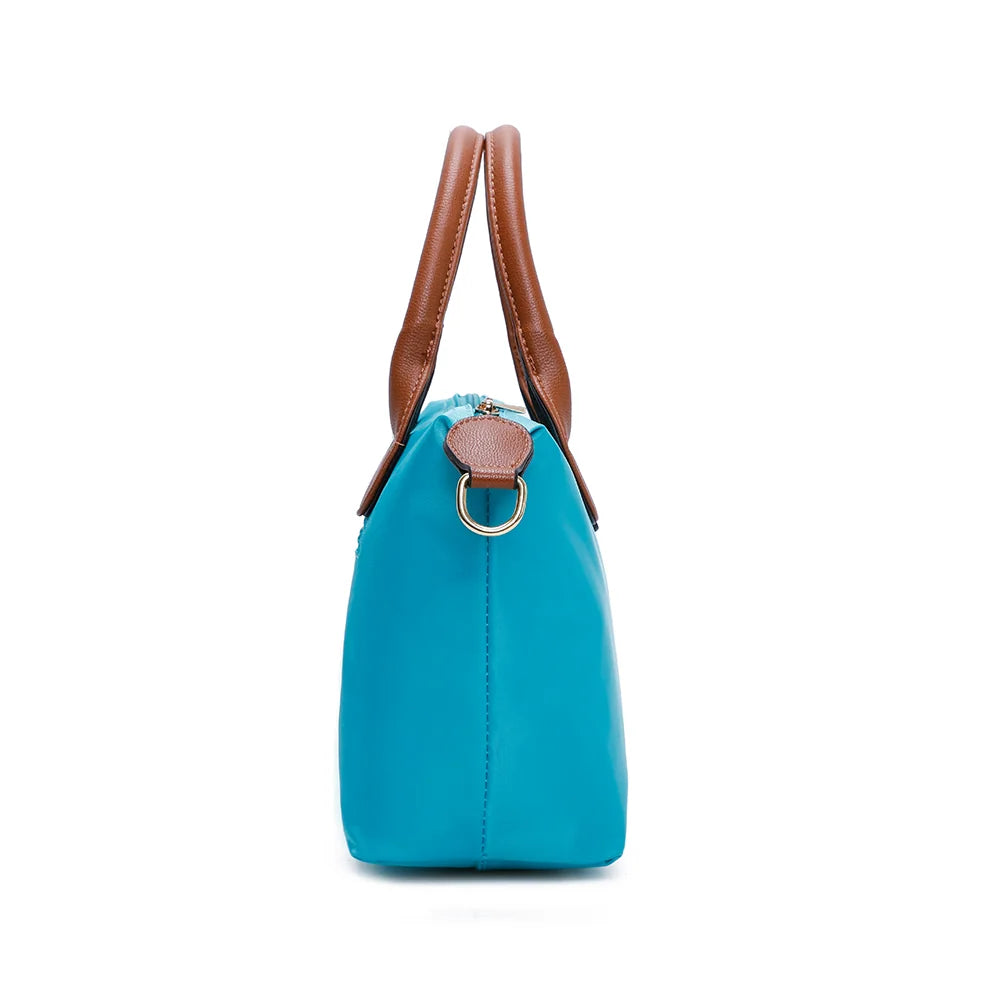 Profil de La Balade turquoise : patte latérale en simili cuir et anneau doré pour la bandoulière – réf. Z-01