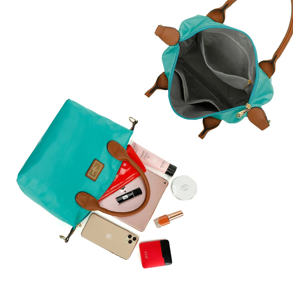 Intérieur zippé de La Balade vert emeraude avec poches plaquées pour téléphone, portefeuille et parfum – réf. Z-01