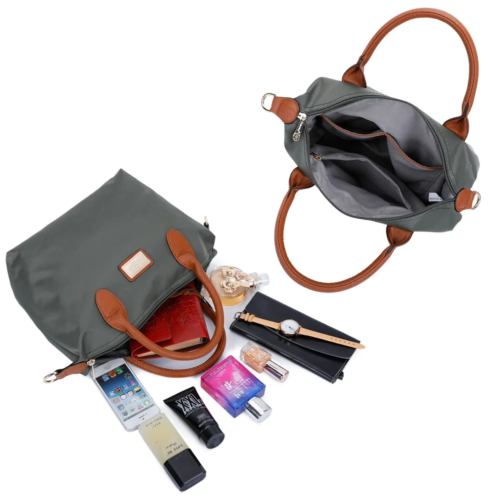 Intérieur zippé de La Balade vert foncé avec poches plaquées pour téléphone, portefeuille et parfum – réf. Z-01