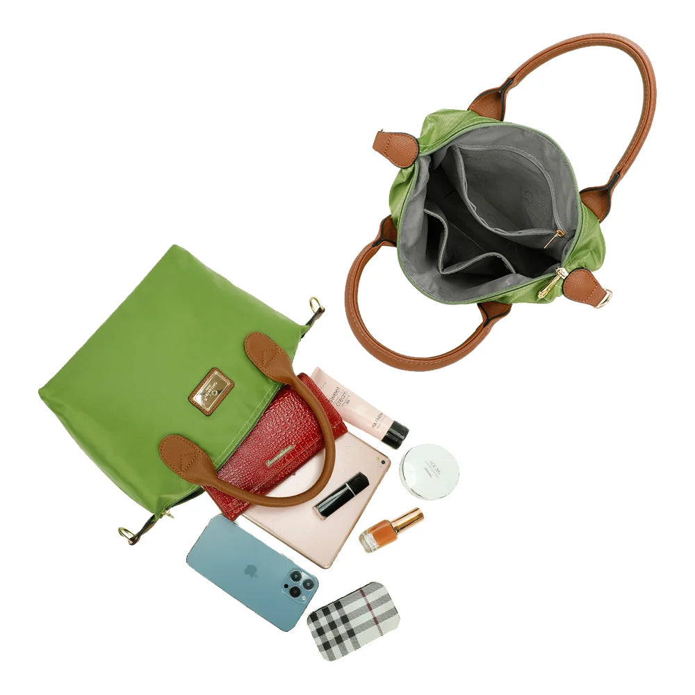 Intérieur zippé de La Balade vert gazon avec poches plaquées pour téléphone, portefeuille et parfum – réf. Z-01