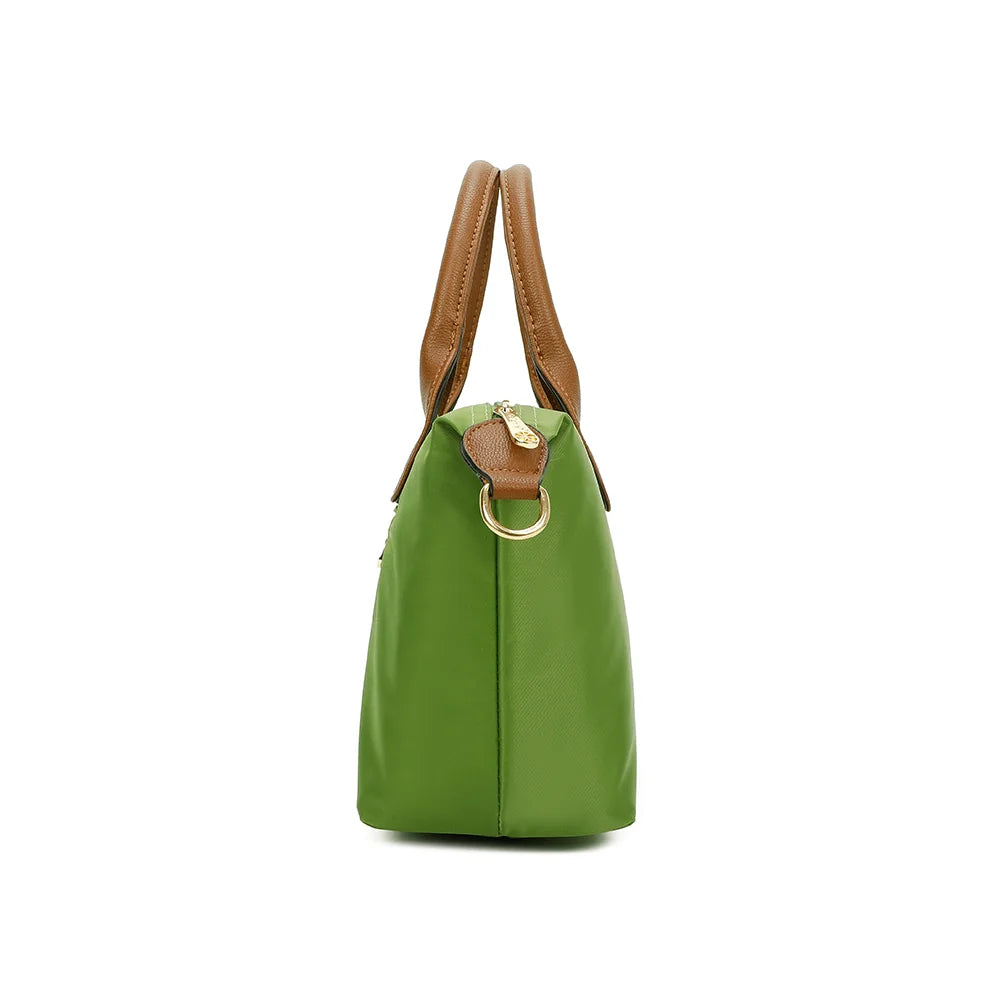 Profil de La Balade vert gazon : patte latérale en simili cuir et anneau doré pour la bandoulière – réf. Z-01