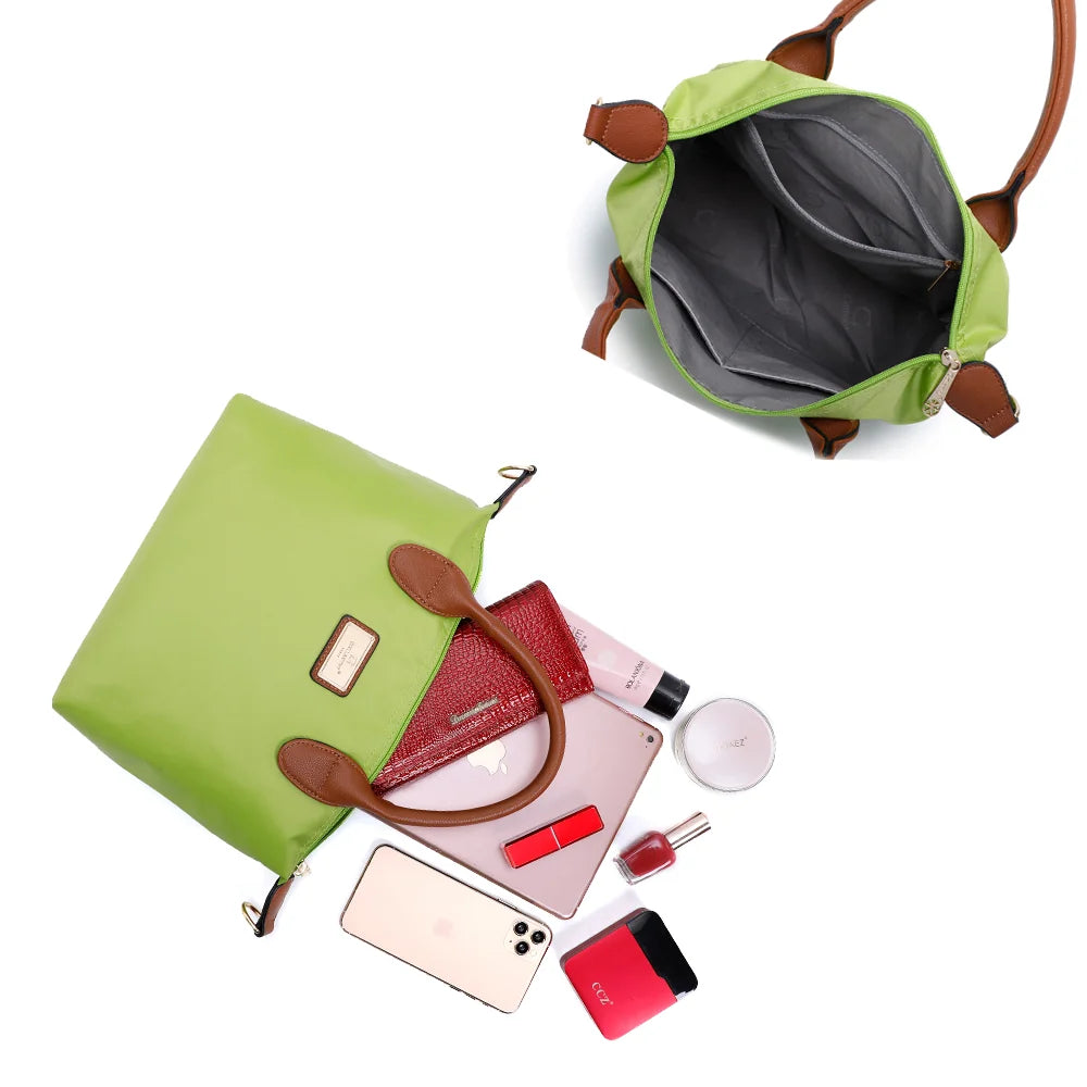 Intérieur zippé de La Balade vert pomme avec poches plaquées pour téléphone, portefeuille et parfum – réf. Z-01
