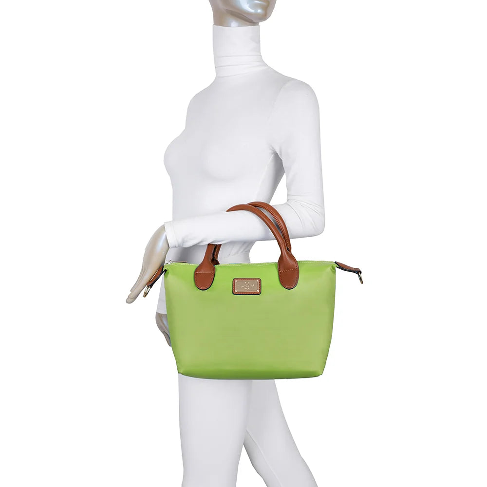 La Balade vert pomme portée par une femme, à la main ou à l’épaule grâce à sa bandoulière amovible – réf. Z-01