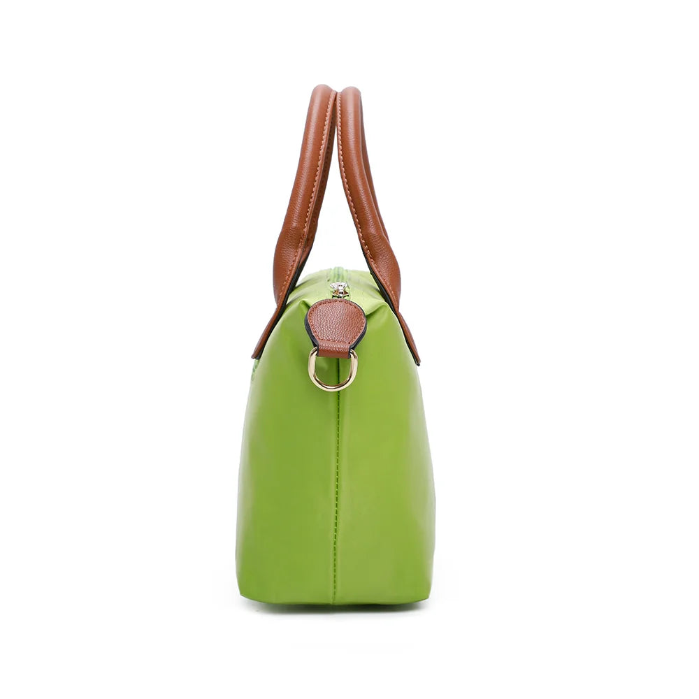 Profil de La Balade vert pomme : patte latérale en simili cuir et anneau doré pour la bandoulière – réf. Z-01