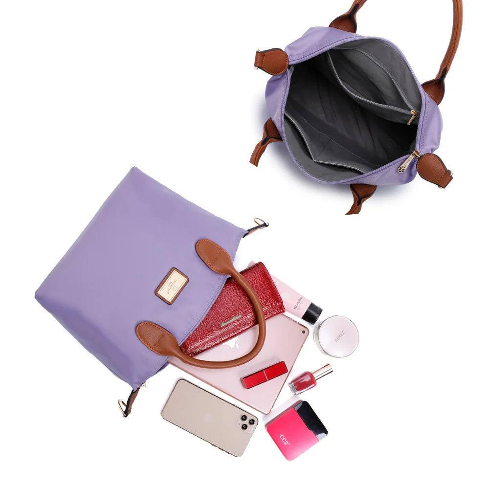 Intérieur zippé de La Balade violet claire avec poches plaquées pour téléphone, portefeuille et parfum – réf. Z-01