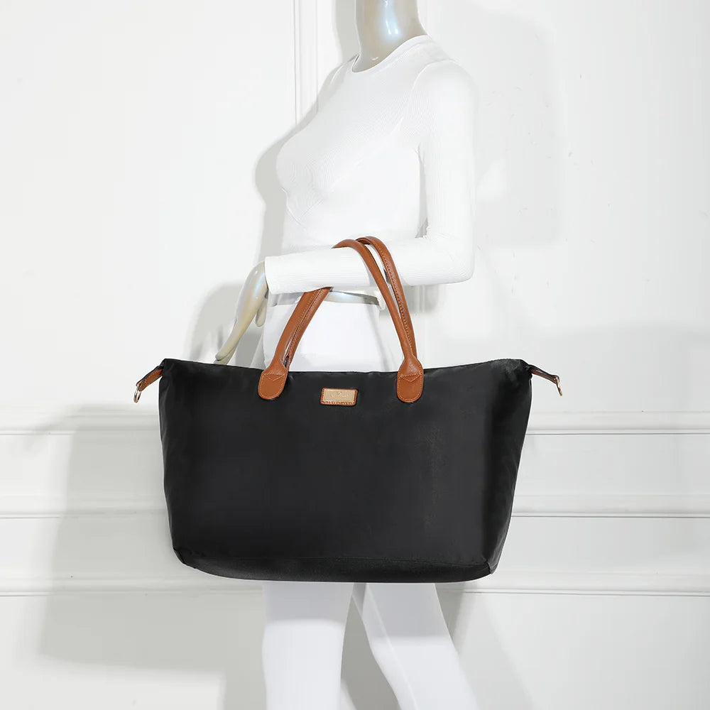 Sac cabas La Balade (XL) noir porté par une femme, à la main ou à l’épaule avec sa bandoulière – réf. Z-04
