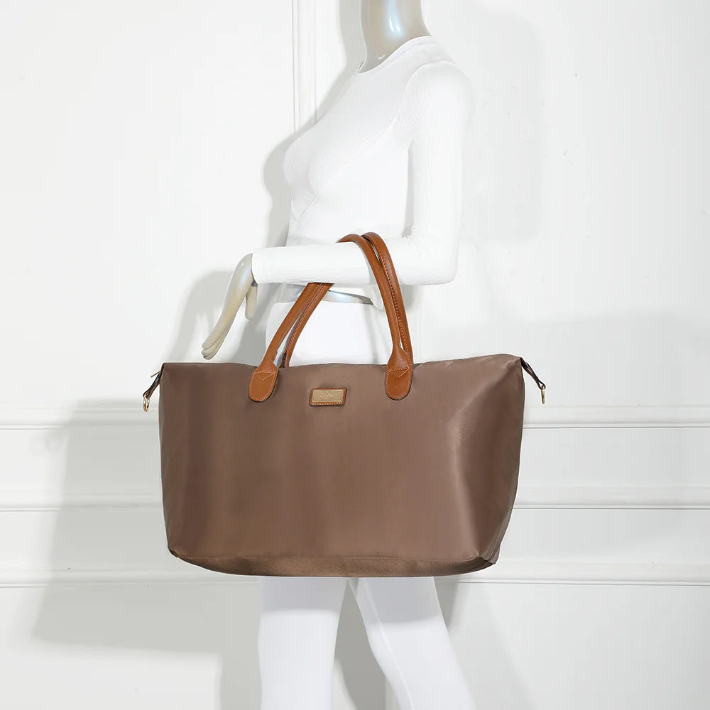 Sac cabas La Balade (XL) taupe foncé porté par une femme, à la main ou à l’épaule avec sa bandoulière – réf. Z-04