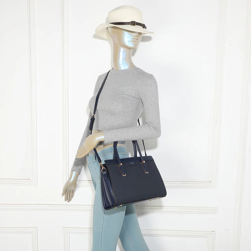 Sac cabas La Belléa bleu foncé porté par une femme, à la main par ses anses arrondies – réf. M-9463
