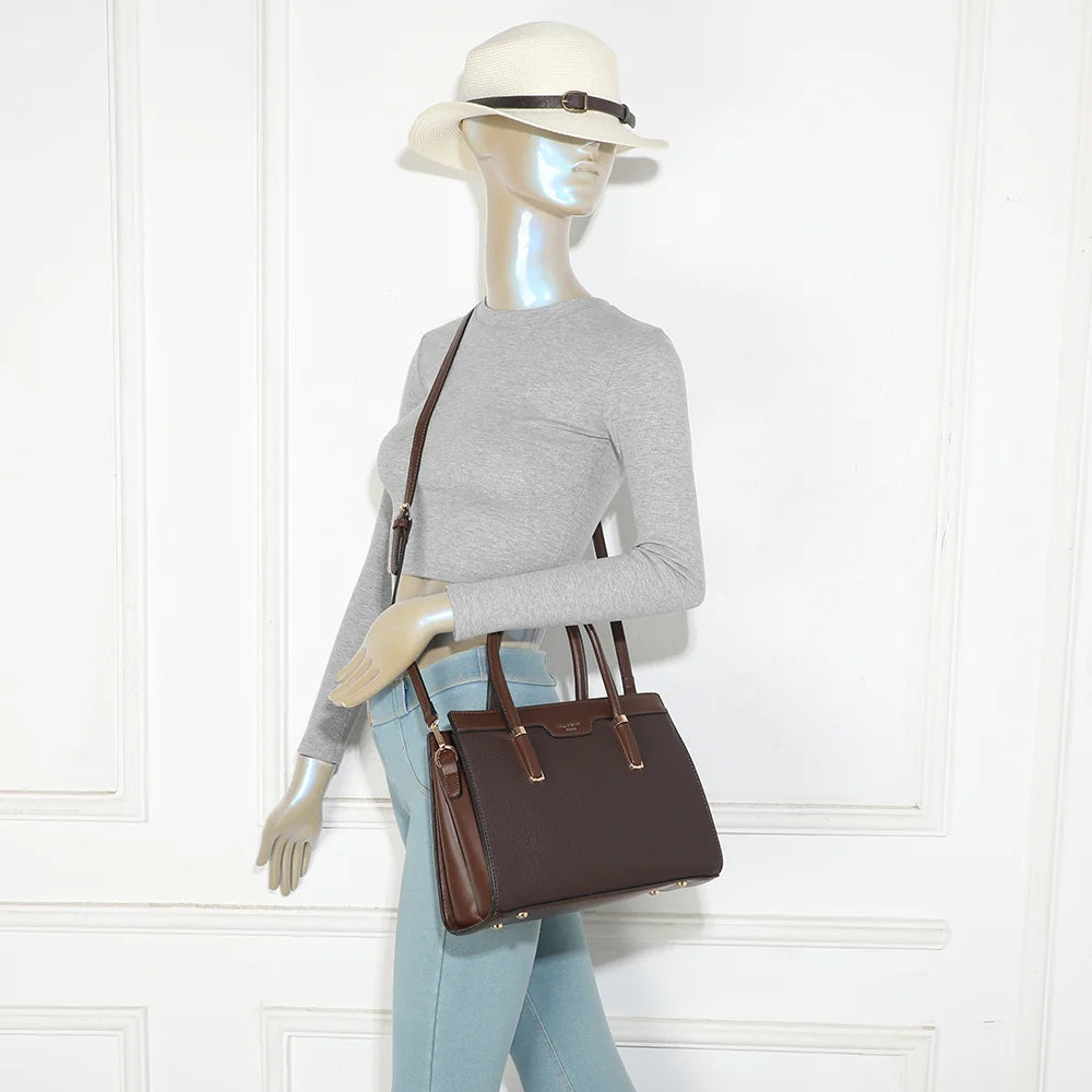 Sac cabas La Belléa café porté par une femme, à la main par ses anses arrondies – réf. M-9463