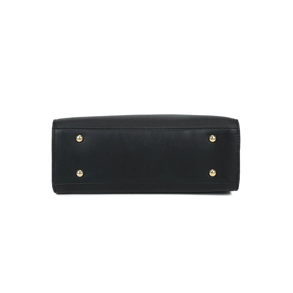 Dessous de La Belléa noir, base plate qui permet au sac de tenir droit une fois posé – réf. M-9463
