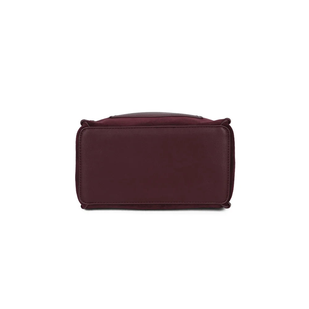 Dessous du sac La Belmira bordeaux, vue de la base de ce format seau compact de 24 × 12 cm – réf. R-2073