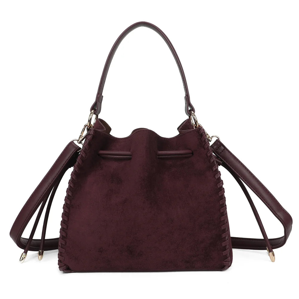 Dos du sac La Belmira bordeaux, corps à l’aspect suédé bordé d’un laçage ton sur ton – réf. R-2073