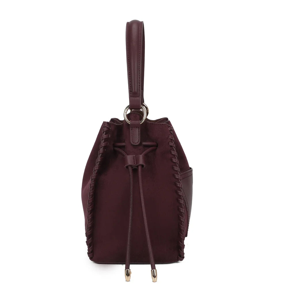 Profil du sac La Belmira bordeaux : côté lacé et liens de serrage terminés par des embouts dorés – réf. R-2073