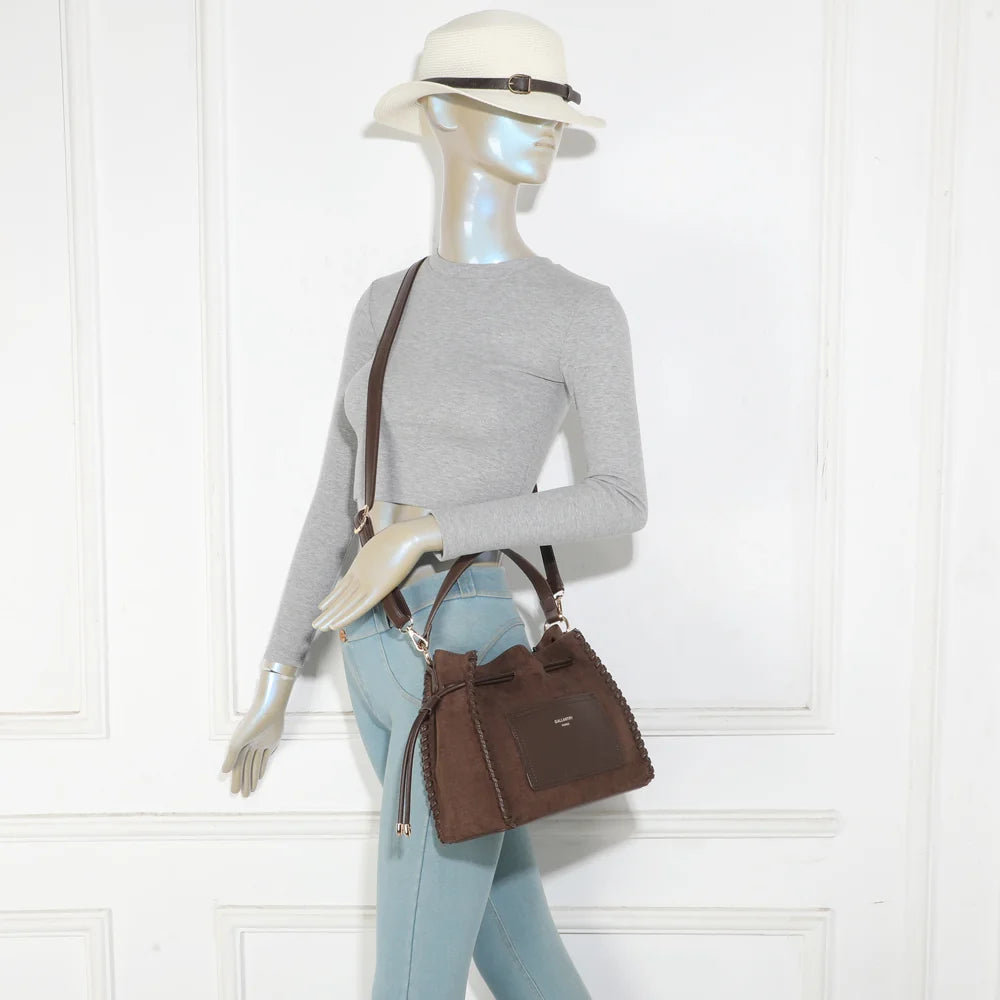 Sac La Belmira café porté par une femme, à la main ou avec sa bandoulière amovible – réf. R-2073