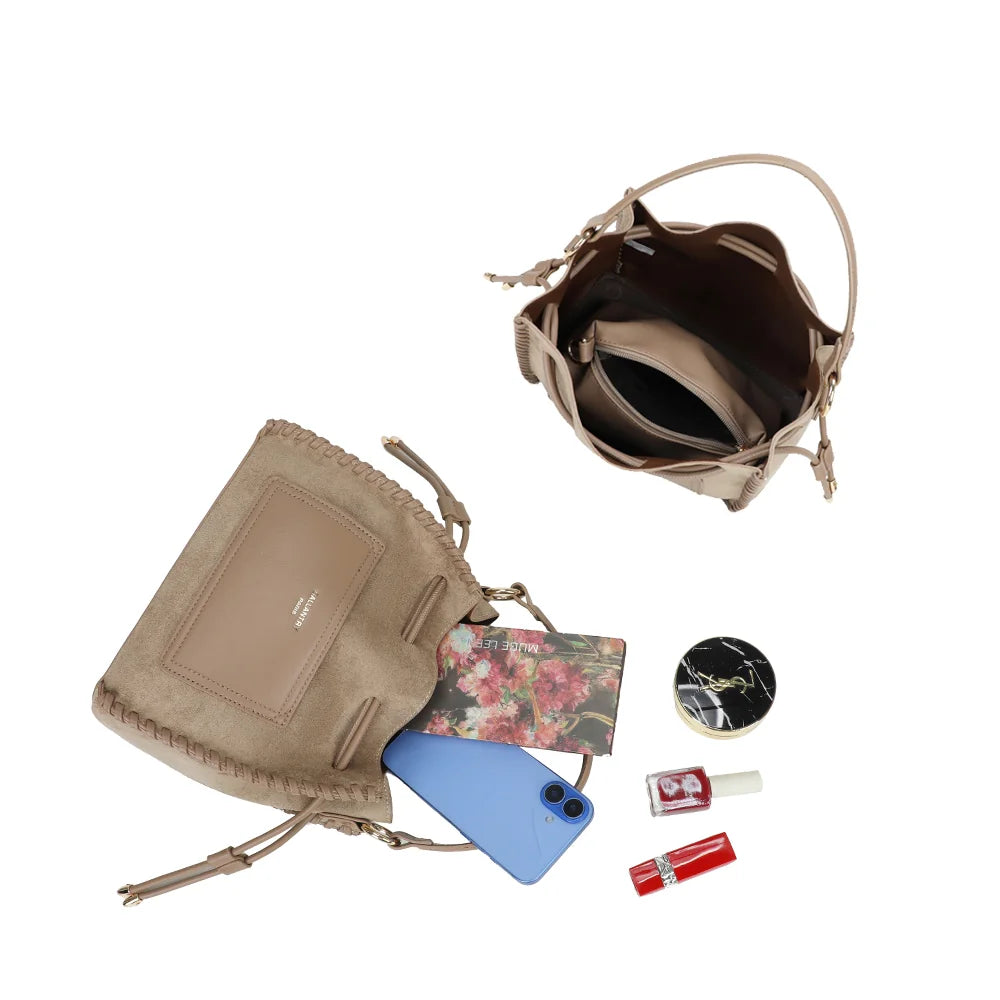 Intérieur du sac La Belmira taupe foncé : plusieurs espaces de rangement, dont une poche zippée – réf. R-2073