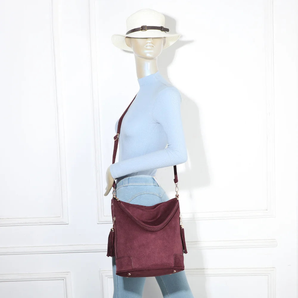 Sac La Bohème Élégante bordeaux porté par une femme, à l’épaule ou en bandoulière réglable – réf. M-9271-9