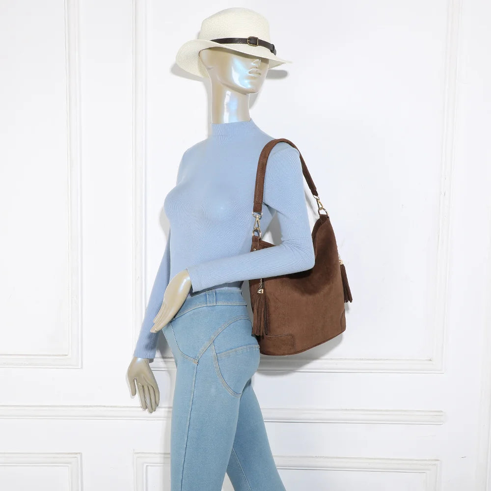 Sac La Bohème Élégante café porté par une femme, à l’épaule ou en bandoulière réglable – réf. M-9271-9