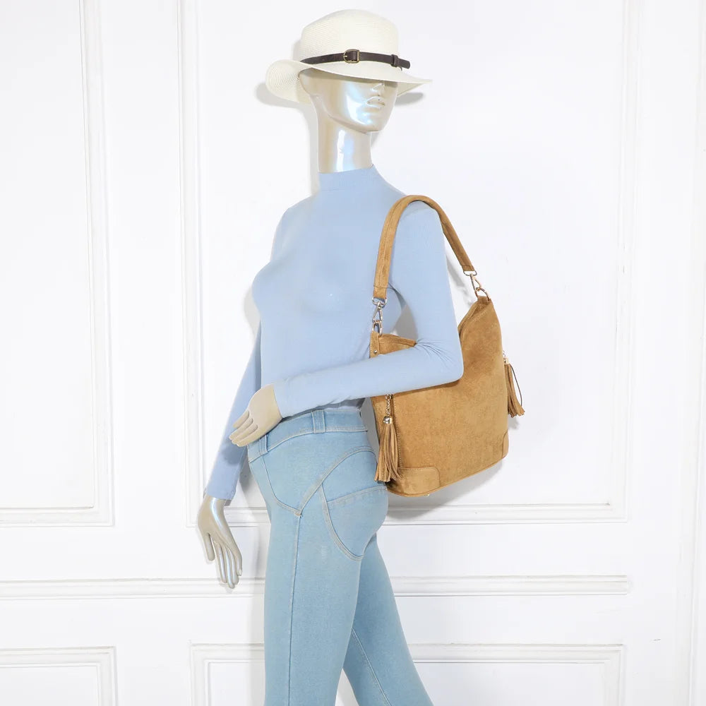 Sac La Bohème Élégante kaki porté par une femme, à l’épaule ou en bandoulière réglable – réf. M-9271-9
