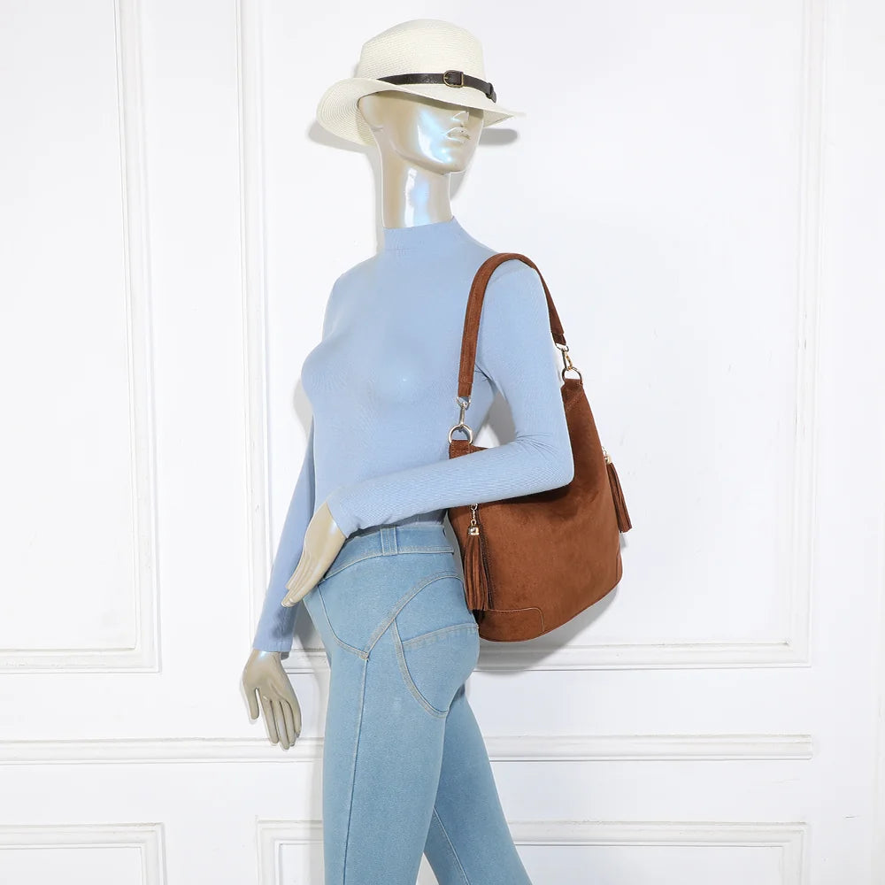 Sac La Bohème Élégante marron foncé porté par une femme, à l’épaule ou en bandoulière réglable – réf. M-9271-9
