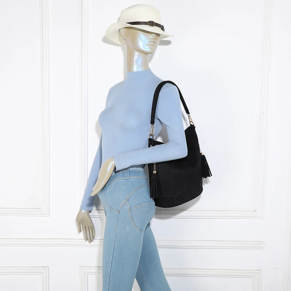 Sac La Bohème Élégante noir porté par une femme, à l’épaule ou en bandoulière réglable – réf. M-9271-9