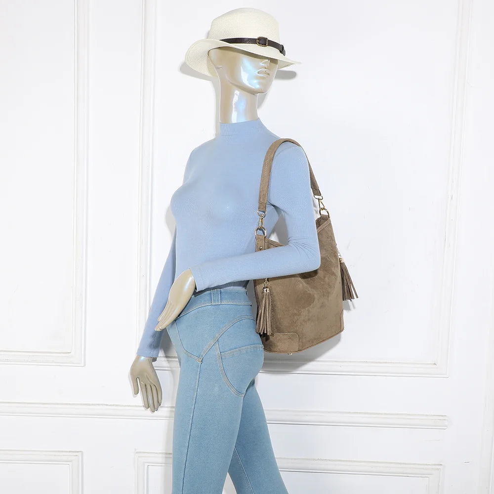 Sac La Bohème Élégante taupe foncé porté par une femme, à l’épaule ou en bandoulière réglable – réf. M-9271-9