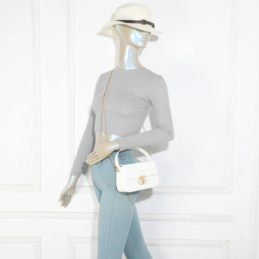 Sac La Caliane blanc porté par une femme, à la main ou avec sa chaîne dorée – réf. YL-26023