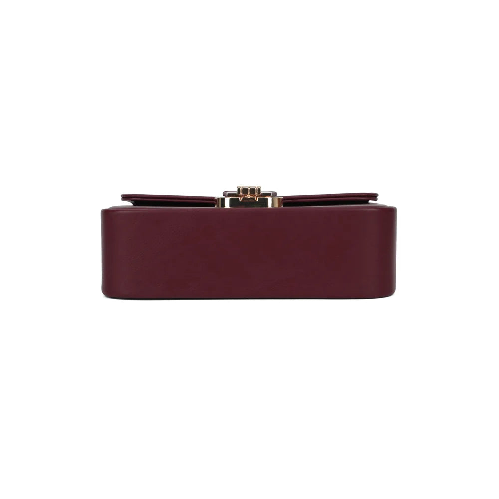 Dessous du sac La Caliane bordeaux, base nette et finition synthétique lisse – réf. YL-26023