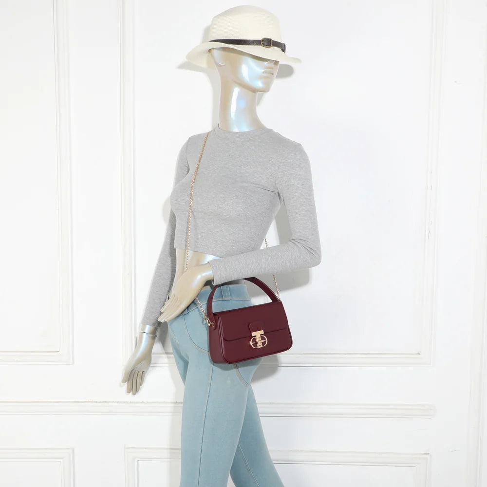 Sac La Caliane bordeaux porté par une femme, à la main ou avec sa chaîne dorée – réf. YL-26023