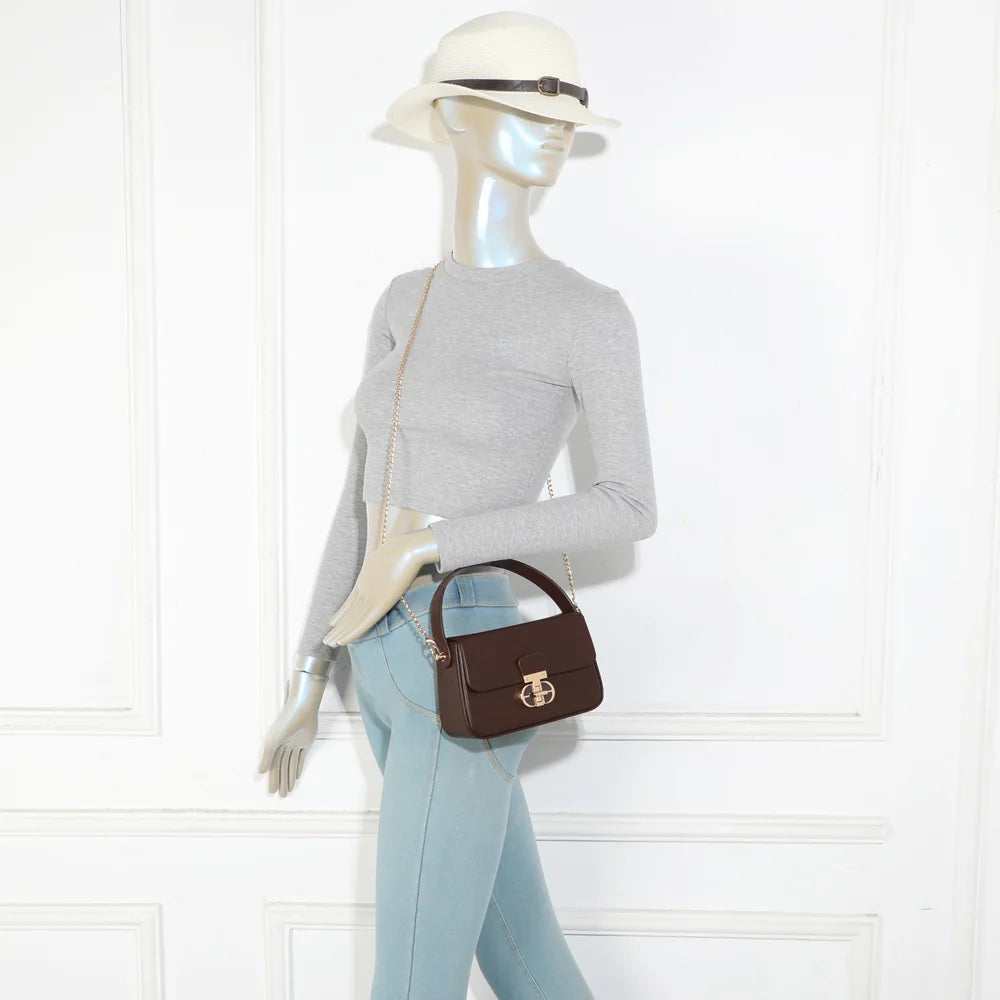 Sac La Caliane coffee porté par une femme, à la main ou avec sa chaîne dorée – réf. YL-26023