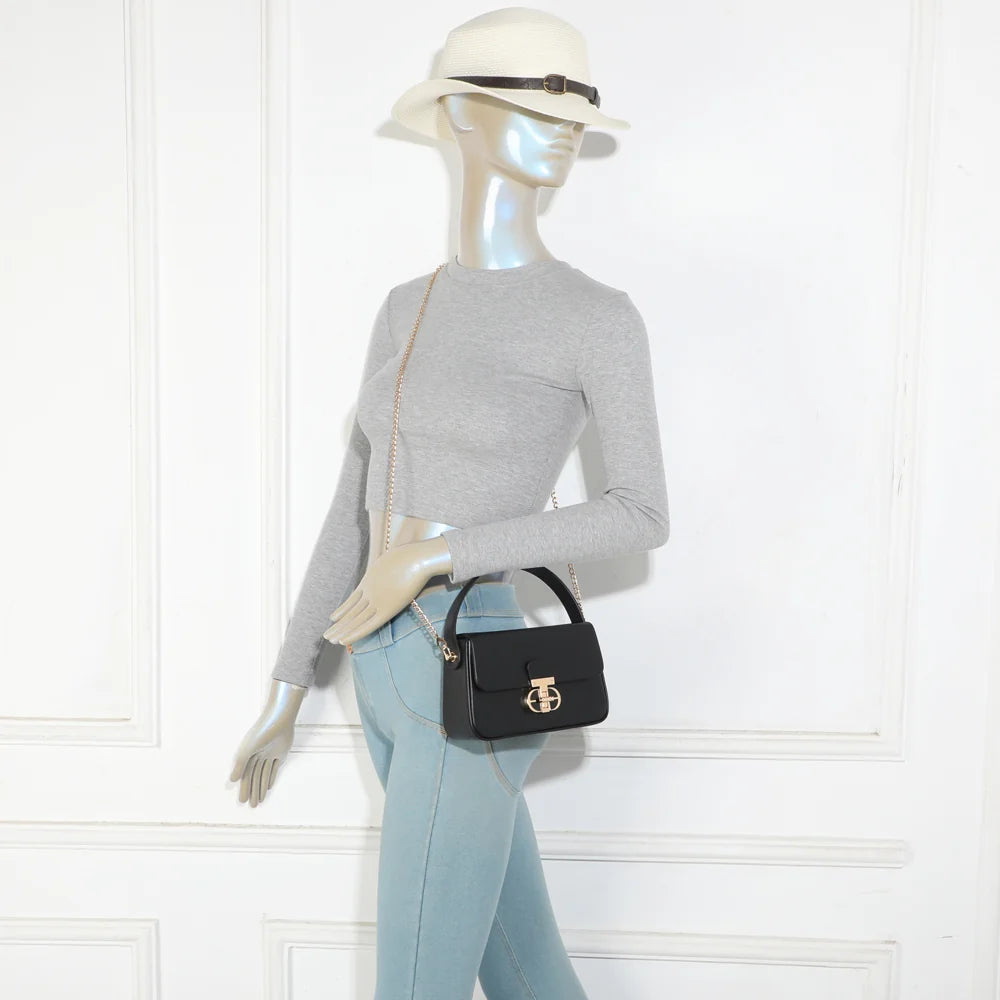 Sac La Caliane noir porté par une femme, à la main ou avec sa chaîne dorée – réf. YL-26023