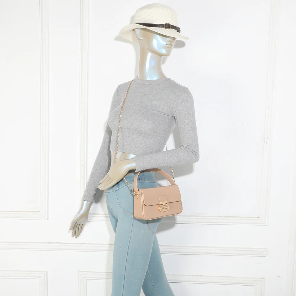 Sac La Caliane taupe porté par une femme, à la main ou avec sa chaîne dorée – réf. YL-26023